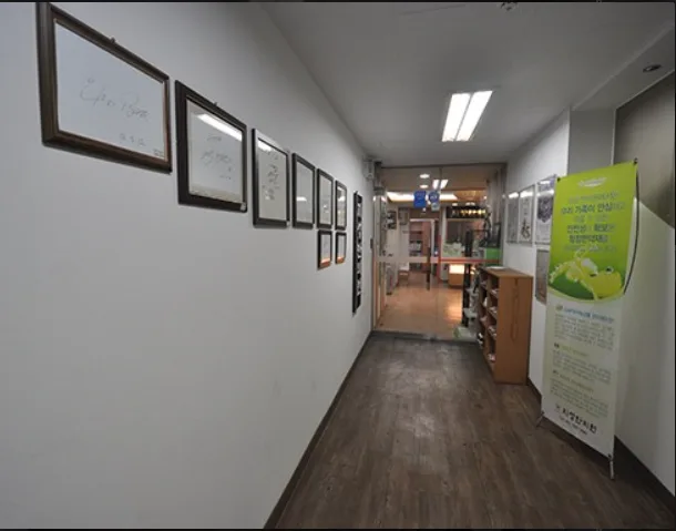 부산 동래 지성한의원 3층 입구와 복도
